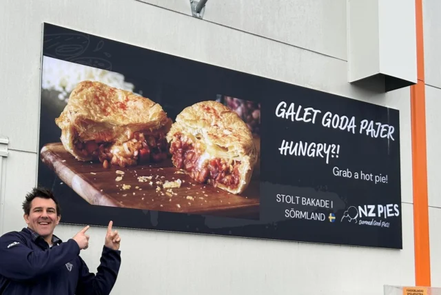 Pieday Friday nu kör vi! 💥🥧💯

Resor, nya smaker och hockeypajer! Det är så mycket roligt på gång så man hinner nästan inte med 🏃‍♂️ 🚀 

Lite bilder här från veckans äventyr med en sprillans ny pajskylt på fasaden hos fantastiska @gulfbiskopskvarn i Strängnäs! Man blir ju minst sagt hungrig 😋🥧🥧🥧

Nyhet bekräftad till våren 2025… vad i hela pajfriden kan den vara undrar man? 🤔🥸 

Vi är inte bara rugbyfanatiker utan vi är även ganska så tokiga i ishockey också! Vi fick vara med och stötta U10 gamecampen hos vår samarbetspartner @katrineholmhockey och såg till att alla blev mätta i magen 😃 🏒  gottigott! 

Cheers och snart helg! May the Pies be with you! 🥧